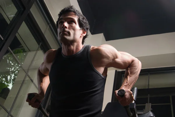Mann trainiert Armmuskeln 4 — Stockfoto
