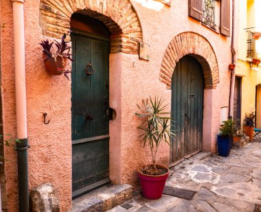 Collioure, Fransa 'da tipik bir evin cephesi ve girişi