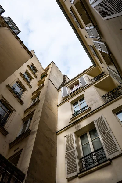 Batignolles Paris, bölgenin tipik evleri.