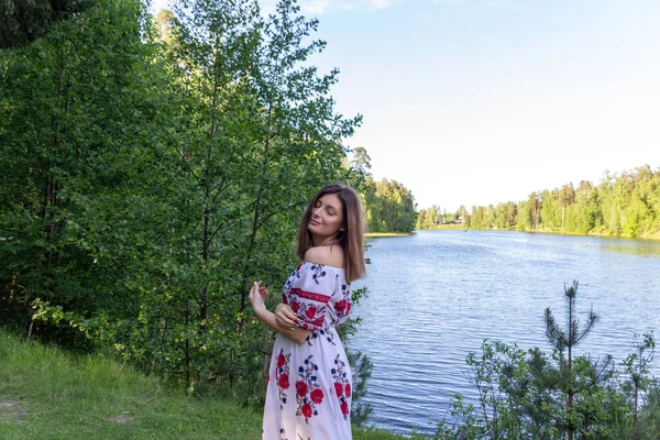 Retrato Jovem Vestida Vestido Vermelho Branco Floresta Verão — Fotografia de Stock