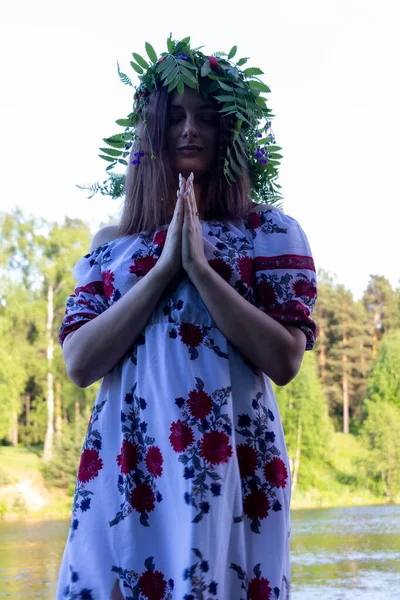 Schöne Junge Frau Kleid Und Blumenkrone Sommer Hellen Tag Wald — Stockfoto