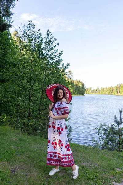 Schöne Junge Frau Kleid Mit Rotem Und Weißem Papierschirm Sommer — Stockfoto