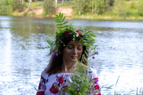 Piękna Młoda Kobieta Sukience Koronę Kwiatową Latem Jasny Dzień Lesie — Zdjęcie stockowe