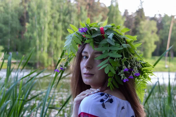 Hermosa Mujer Joven Vestido Corona Flores Verano Brillante Día Bosque —  Fotos de Stock