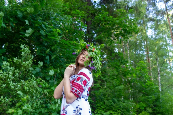 Belle Jeune Femme Robe Couronne Fleurs Été Jour Lumineux Dans — Photo