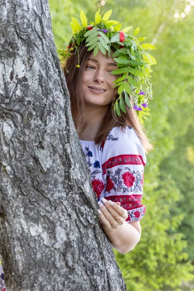 Schöne Junge Frau Kleid Und Blumenkrone Sommer Heller Tag Wald — Stockfoto