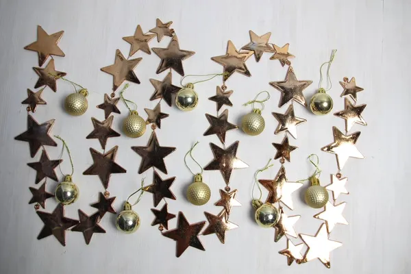 Brilhando Estrelas Douradas Bolas Decorativas Ouro Fundo Madeira Branco — Fotografia de Stock