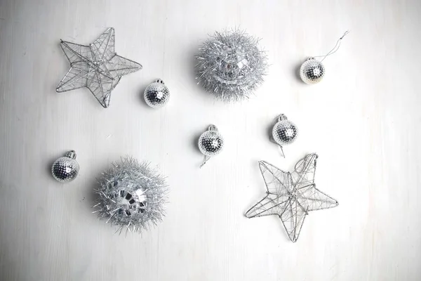 Prata Natal Estrelas Bolas Brinquedos Decoração Fundo Branco — Fotografia de Stock