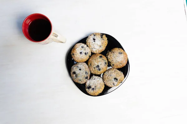 Xícara Café Biscoitos Mirtilo Mesa Branca — Fotografia de Stock