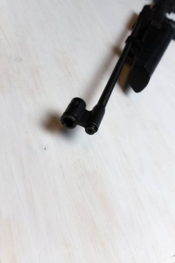 Beyaz arkaplanda nişan alınmış tüfek