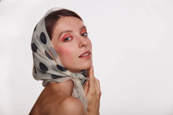 一个穿着时髦头巾的年轻女子的画像 有粉红化妆品的透明皮肤模型 白色背景的美感 护肤和温泉概念 — 图库照片