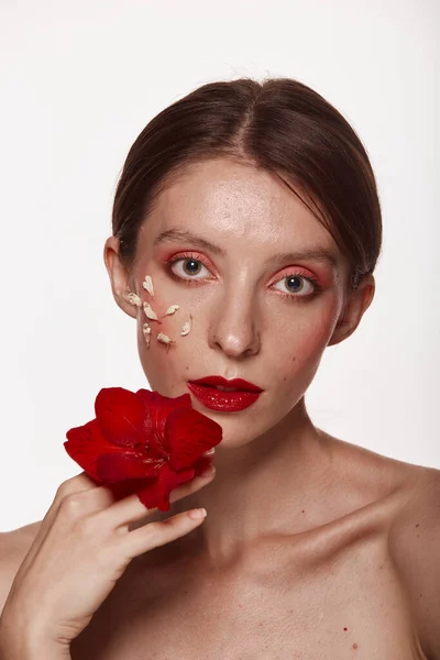 Hezká Žena Červenou Květinou Rukou Obličeje Nahá Ramena Jasný Model — Stock fotografie