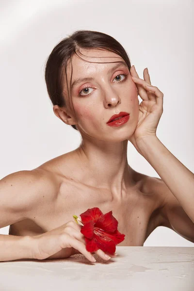 Csinos Piros Virággal Kezében Közel Arc Meztelen Vállak Tiszta Bőr — Stock Fotó