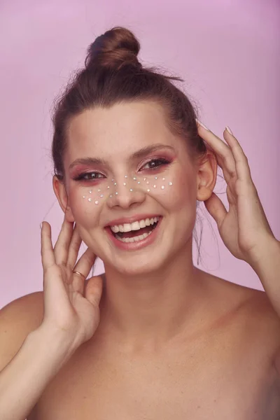 Mujer Joven Expresión Cara Con Maquillaje Creativo Moda Piel Limpia —  Fotos de Stock