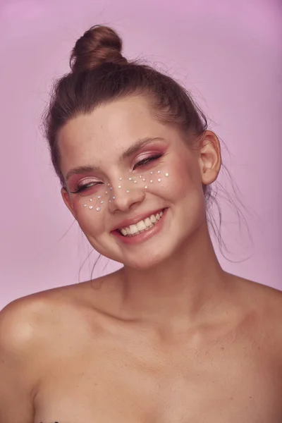 Mujer Joven Expresión Cara Con Maquillaje Creativo Moda Piel Limpia —  Fotos de Stock