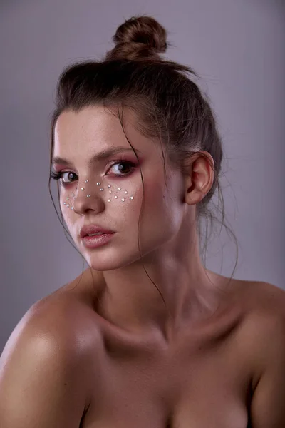 Piękny Portret Młodej Kobiety Kreatywnym Makijażem Mody Czysta Świeża Skóra — Zdjęcie stockowe