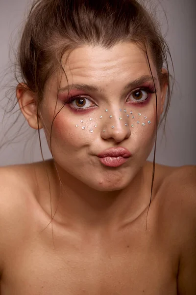 Moda Yaratıcı Makyajlı Genç Bir Kadın Yüzü Temiz Bir Cilt — Stok fotoğraf