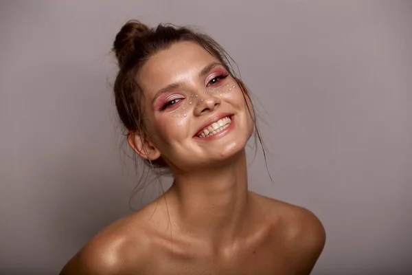 Mujer Joven Expresión Cara Con Maquillaje Creativo Moda Piel Limpia —  Fotos de Stock