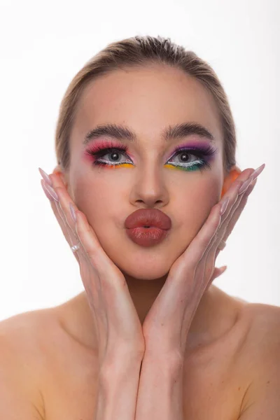 Moda Creativa Maquillaje Modelo Con Ojos Azules Grandes Labios Regordetes — Foto de Stock