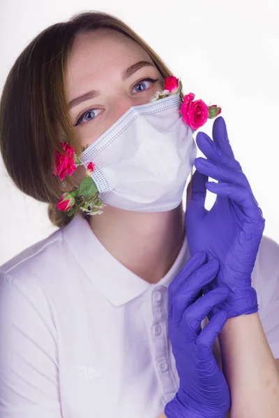 ラテックス医療手袋を着用し 新鮮で活気のある花と医療面のマスクで若い自信の女性医師を肖像画 春のアレルギー Covid 19保護 新鮮な呼吸コンセプト — ストック写真