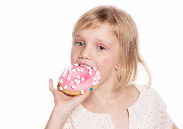 Glad Liten Flicka Äter Munk Isolerad Vitt Blont Barn Med — Stockfoto