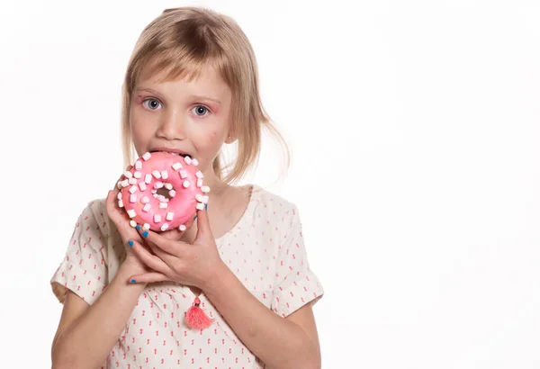 Glad Liten Flicka Äter Munk Isolerad Vitt Blont Barn Med — Stockfoto