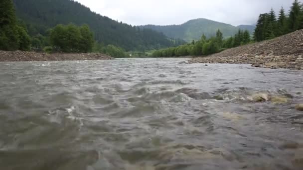 Klar Flod Med Klippor Leder Mot Upplysta Berg Rafting Rutt — Stockvideo