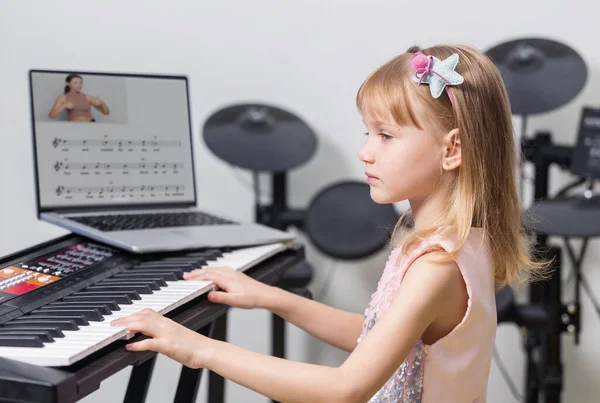 Lezione Musica Casa Carino Bambina Bionda Imparare Giocare Sintetizzatore Tastiera — Foto Stock