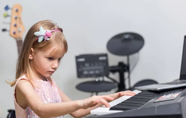 Lezione Musica Casa Carino Bambina Bionda Imparare Giocare Sintetizzatore Tastiera — Foto Stock
