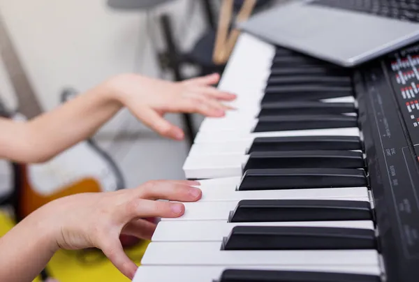 Lezione Musica Casa Carino Bambina Bionda Imparare Giocare Sintetizzatore Tastiera — Foto Stock