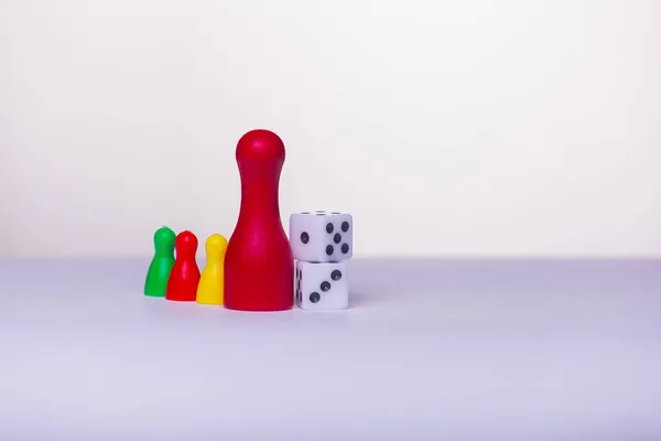 Comece Jogar Jogo Conceito Jogo Tabuleiro Muitas Figuras Dados Vidro — Fotografia de Stock