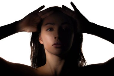 Yüzünde ışık ve vücudunda beyaz bir gölge olan güzel bir kadının sanat eseri sürrealistik portresi.