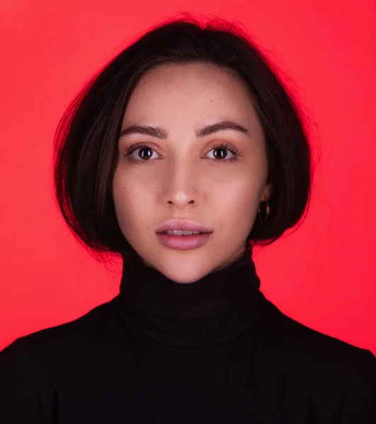 Siyah Gözlü Güzel Bir Kadının Moda Portresi Kırmızı Arka Planda — Stok fotoğraf