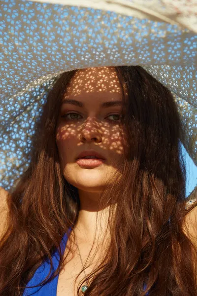 Retrato Uma Jovem Encantadora Livre Raios Sol Rosto Luz Sombra — Fotografia de Stock