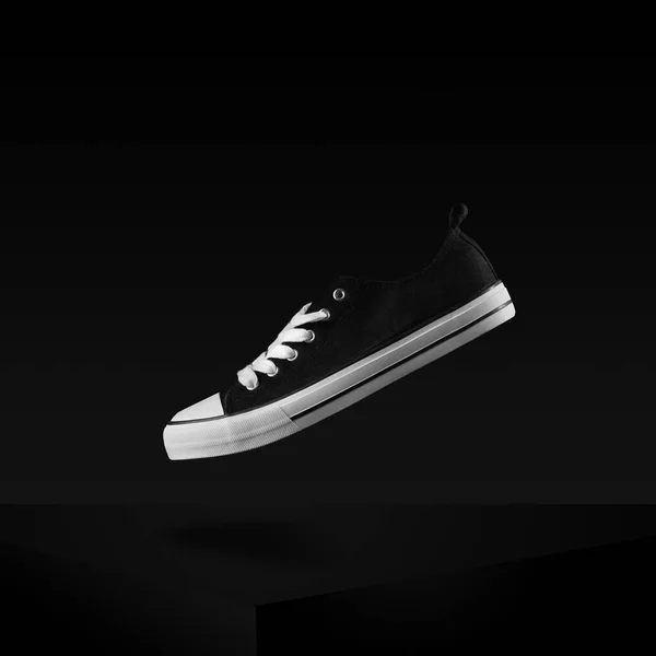 Κλασικό Ασπρόμαυρο Sneaker Αιωρείται Στον Αέρα Κομψό Και Shot Μόδας — Φωτογραφία Αρχείου