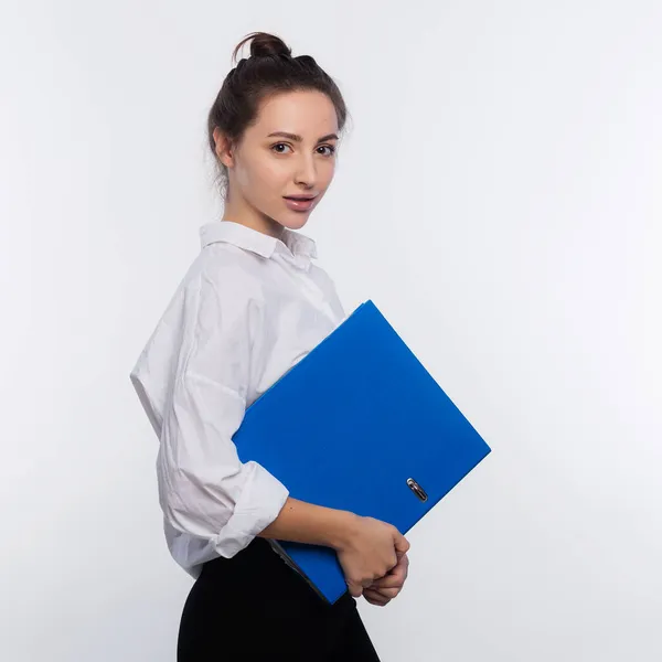 若くてかわいいビジネス女性ホールドA文書で彼女の手孤立の上にホワイトコピースペース — ストック写真