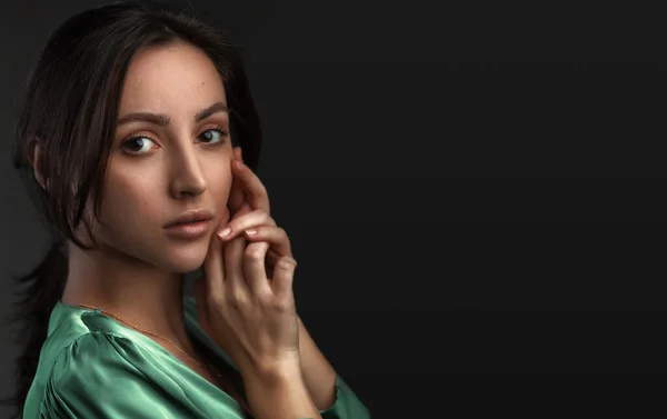 Porträt Einer Dunkeläugigen Schönen Frau Einer Grünen Bluse Sie Hat — Stockfoto