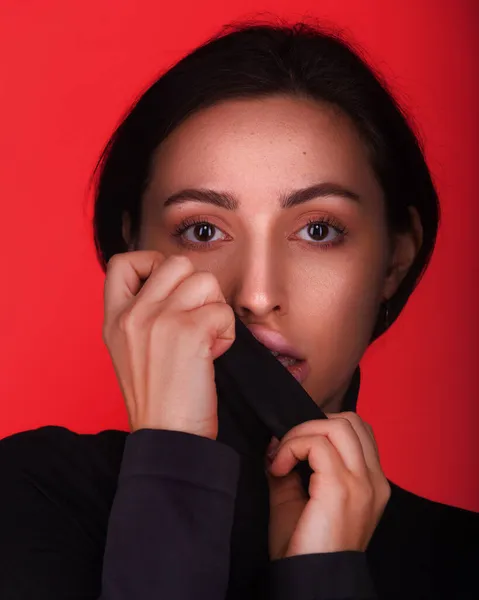 Retrato Moda Uma Bela Mulher Olhos Escuros Usando Gola Alta — Fotografia de Stock