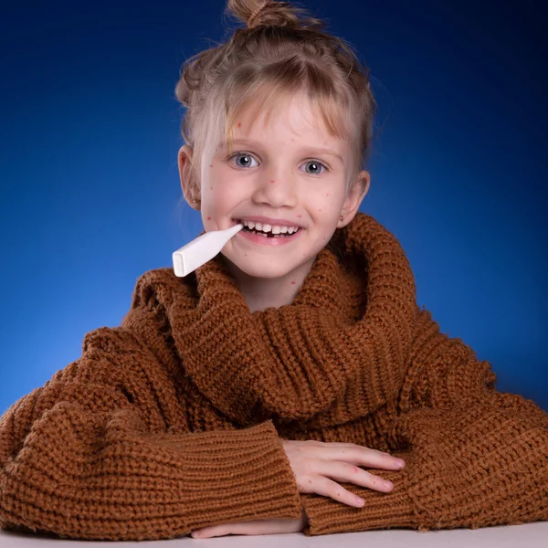 Kindermädchen Mit Thermometer Mund Zur Temperaturmessung Einem Gestrickten Orangefarbenen Pullover — Stockfoto