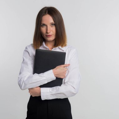 Bilgisayar, defter, dizüstü bilgisayar, cihazlar, teknoloji konsepti. Genç iş kadını dizüstü bilgisayarına sarılıyor, yepyeni modern laptopunun tadını çıkarıyor, beyaz fotokopi alanında izole edilmiş.