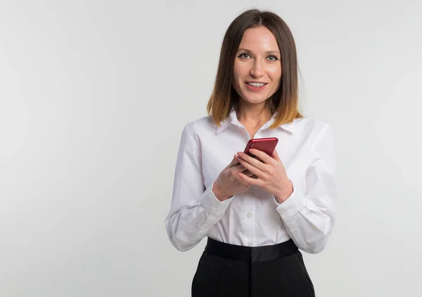 Porträtt Vacker Elegant Kvinna Denim Outfit Hålla Smart Telefon Händerna — Stockfoto