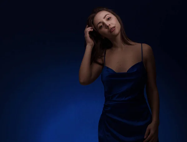 Νέοι Και Χαριτωμένο Μελαχρινή Γυναίκα Blu Φόρεμα Που Θέτουν Σκούρο — Φωτογραφία Αρχείου