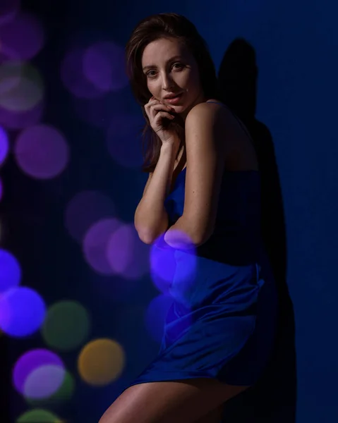 Молода Мила Брюнетка Блакитній Сукні Позує Темно Синьому Фоні Вільний — стокове фото