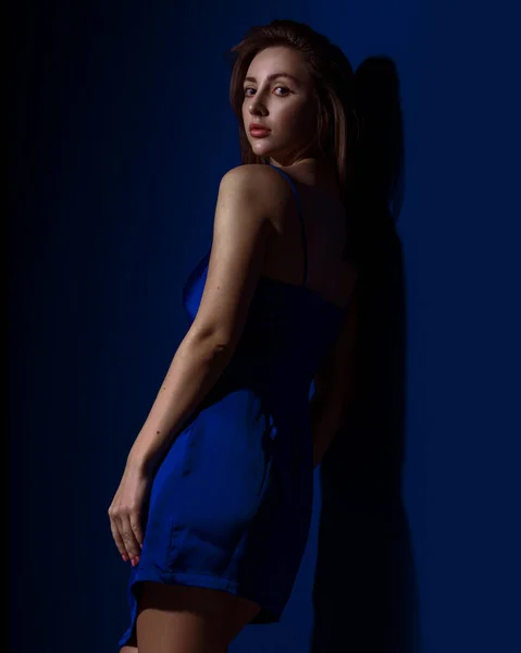 Mujer Morena Joven Linda Vestido Blu Posando Sobre Fondo Azul — Foto de Stock