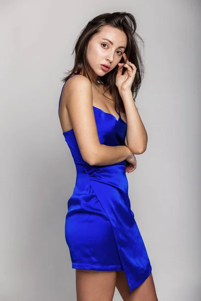 Mujer Morena Joven Linda Vestido Blu Posando Sobre Fondo Gris — Foto de Stock