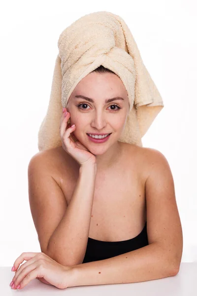 Porträtt Ung Lycklig Kvinna Efter Dusch Med Handduk Huvudet Lutad — Stockfoto