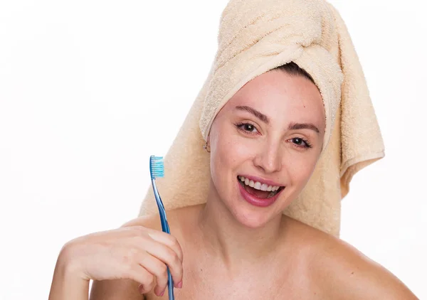 Słodka Podekscytowana Piękna Kobieta Trzyma Szczoteczkę Zębów Nosi Ręcznik Głowie — Zdjęcie stockowe