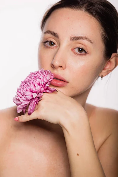Ellerinde Çiçek Olan Güzel Bir Kadın Yüzüne Yakın Çıplak Omuzları — Stok fotoğraf