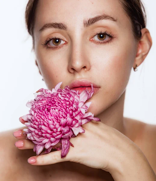 Vacker Kvinna Med Blommor Händerna Nära Ansiktet Nakna Axlar Klar — Stockfoto