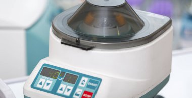 Tıbbi ve bilimsel araştırmalar için laboratuardaki sıvıları ayırmak için kullanılan dönen birimlerin içindeki numunelerle açılan laboratuvar santrifüjünü kapat.